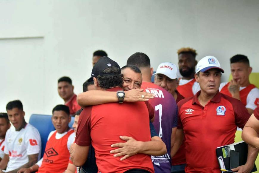 El cariñoso saludo entre los entrenadores Pedro Troglio y Humberto Rivera.