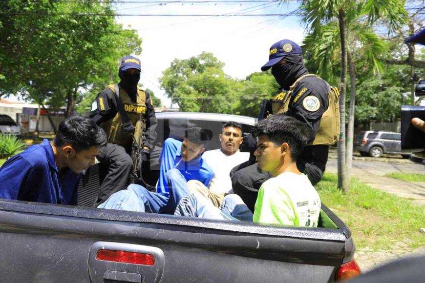 Un segundo detenido es Grosvi Exelin Osorio Martínez ( de 23) alias “El Chino”, quien de acuerdo con lo informado por los agente, pertenece a esta estructura criminal desde hace 5 años, tiene el cargo de Gatillero y surtidor de droga en el sector donde fue capturado.