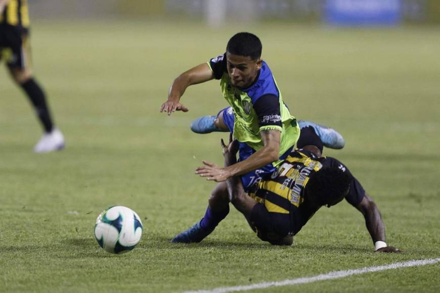 Cristian Cálix, quien sustituyó a Mario Martínez, cae al suelo en una jugada con Franklin Flores.