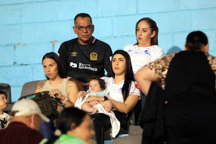 Los familiares de los futbolistas extranjeros de Olimpia también estuvieron presente en el estadio Nacional Chelato Uclés.