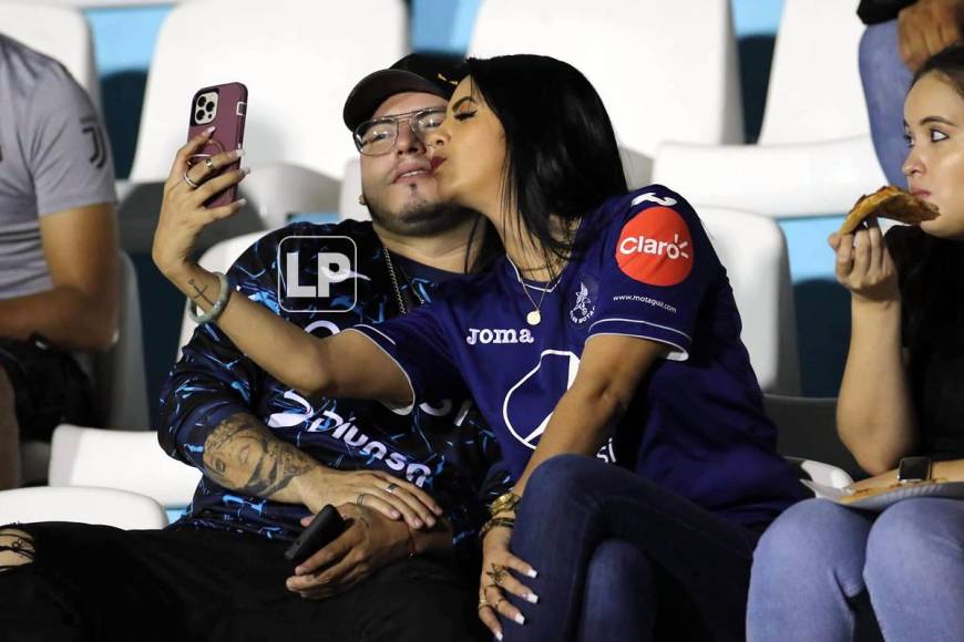 Una selfie y beso de esta pareja motagüense.
