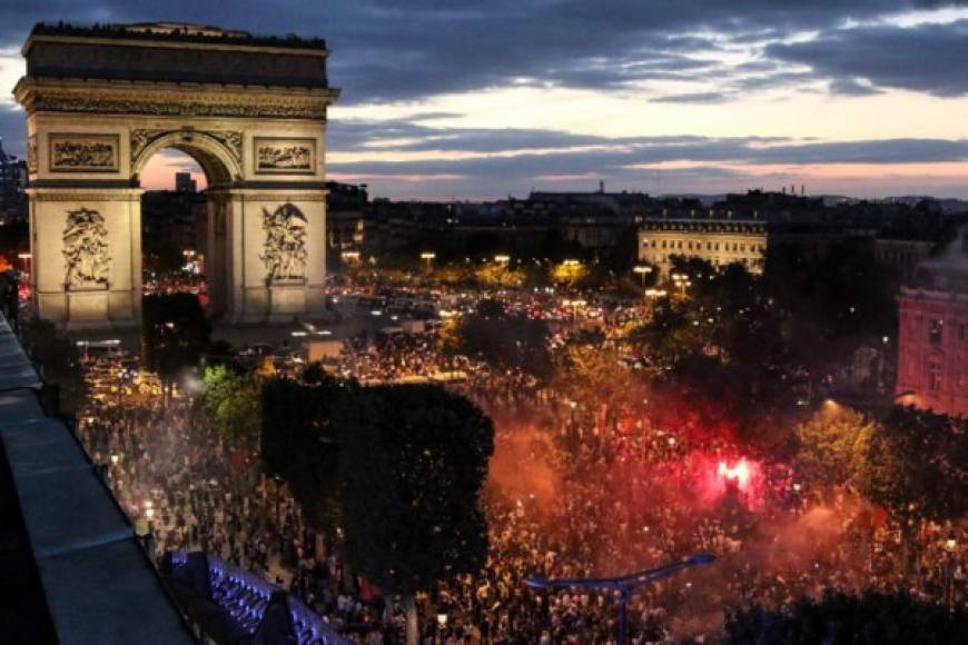El Arco del Triunfo se colmó este martes con la celebración de miles de franceses que llegaron a París desde otras ciudades del país.