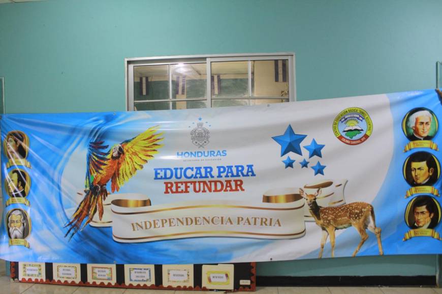 Mural patriótico del Centro de Educación Básica Yankel Ronsethal de la colonia Sandoval Sorto.