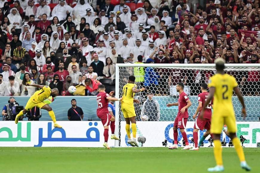 Enner Valencia firmó su doblete en el partido inaugural antq Qatar con este cabezazo.