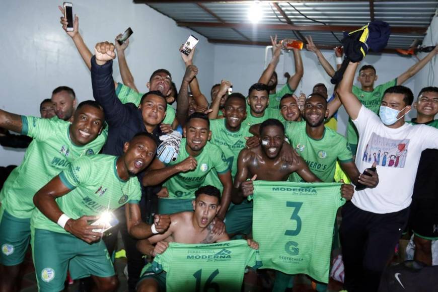En el vestuario del Argelio Sabillón se desató la locura de los jugadores del Juticalpa FC celebrando el título del Torneo Apertura 2022 de la Liga de Ascenso.