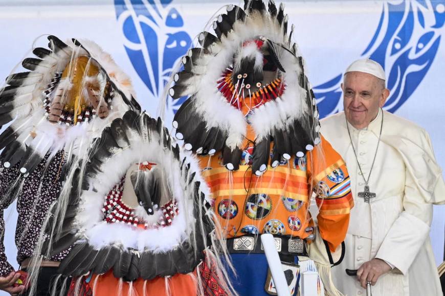 “Estoy dolido. Pido perdón por la forma en la que muchos miembros de la Iglesia y de las comunidades religiosas cooperaron, también por medio de la indiferencia, en esos proyectos de destrucción cultural y asimilación forzada”, dijo ante una multitud de indígenas de Primeras Naciones, Metis e Inuit en Maskwacis, en la provincia de Alberta.