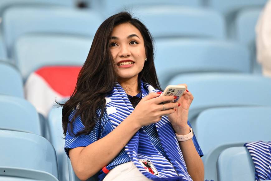 En el Estadio Al Janoub también estuvieron presentes las bellas fanáticas de Japón. 