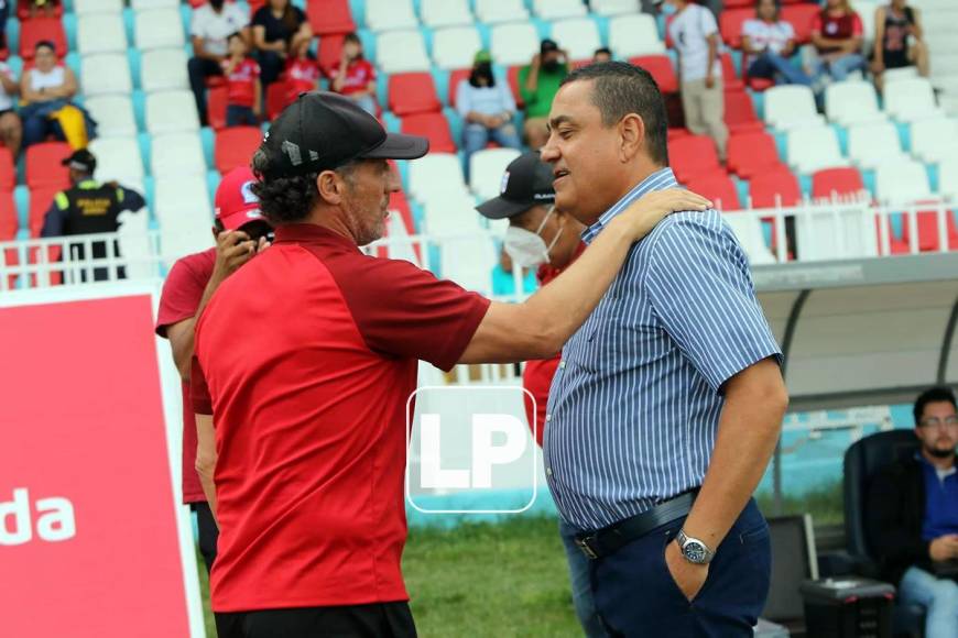 Los entrenadores Pedro Troglio y Jhon Jairo López se saludan antes del partido Olimpia-Honduras Progreso.
