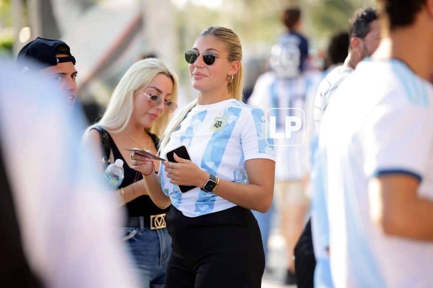 Estas hermosas aficionadas argentinas robaron miradas previo al partido.