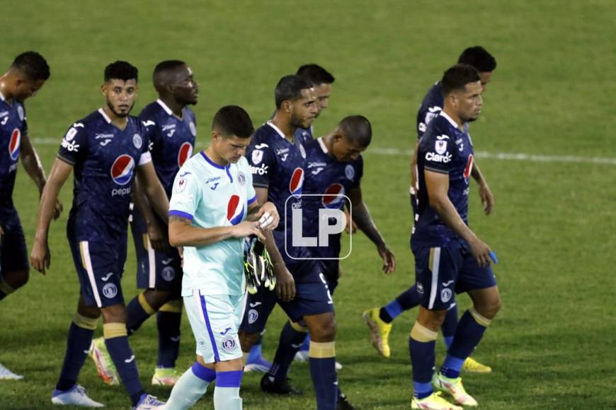 Los jugadores del Motagua saliendo cabizbajos del estadio Morazán en el Clásico.