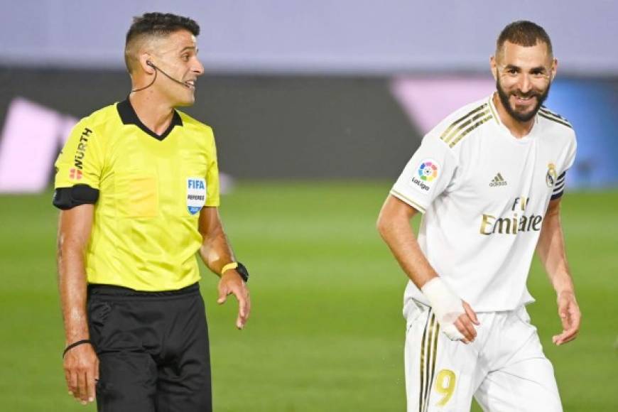 Las risas de Karim Benzema y el árbitro Jesús Gil Manzano.