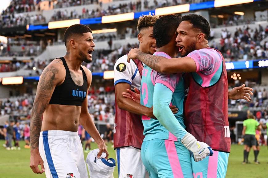 Los jugadores panameños felicitaron a su portero Orlando Mosquera por su importancia para el pase a la final.