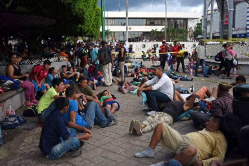 La gigantesca caravana de más de 7,000 migrantes centroamericanos que recorre México hacia EEUU, llegó esta tarde a Huixtla, Chiapas, tras recorrer 40 kilómetros desde el Municipio de Tapachula.