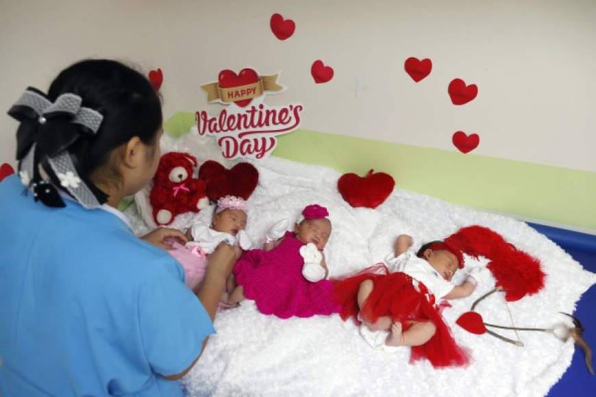 En Tailandia, enfermeras de la unidad de recién nacidos vistieron a los bebés con colores alusivos al Día del Amor y la Amistad.