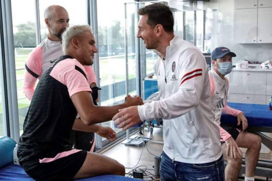 El portero costarricense Keylor Navas saludó de manera amigable a Messi, con quien en varias ocasiones se topó en la Liga Española y le tocó sufrirlo.