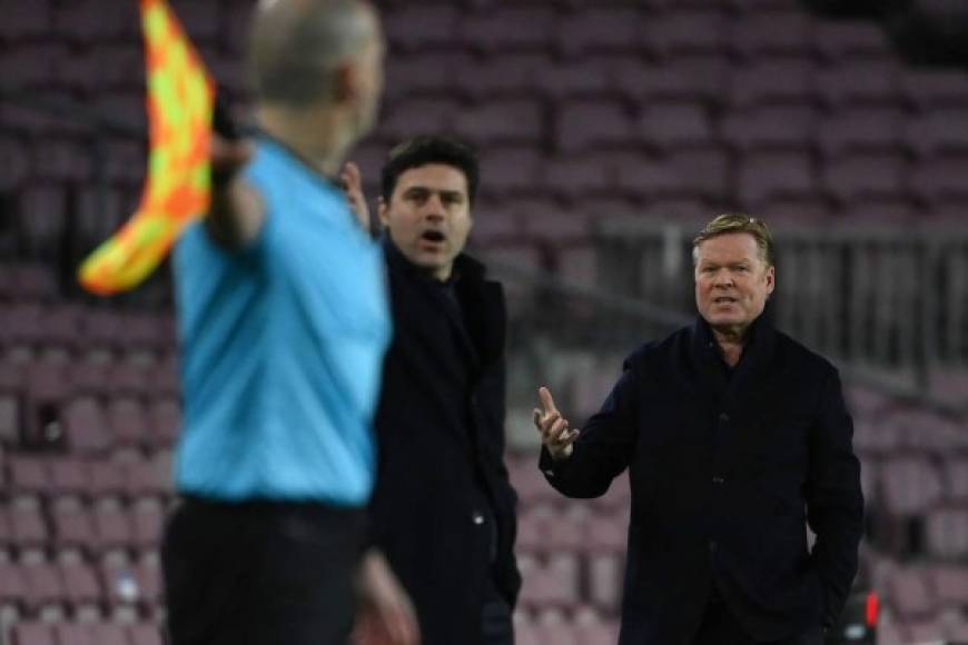 Ronald Koeman y Mauricio Pochettino reclamando al árbitro asistente del partido.