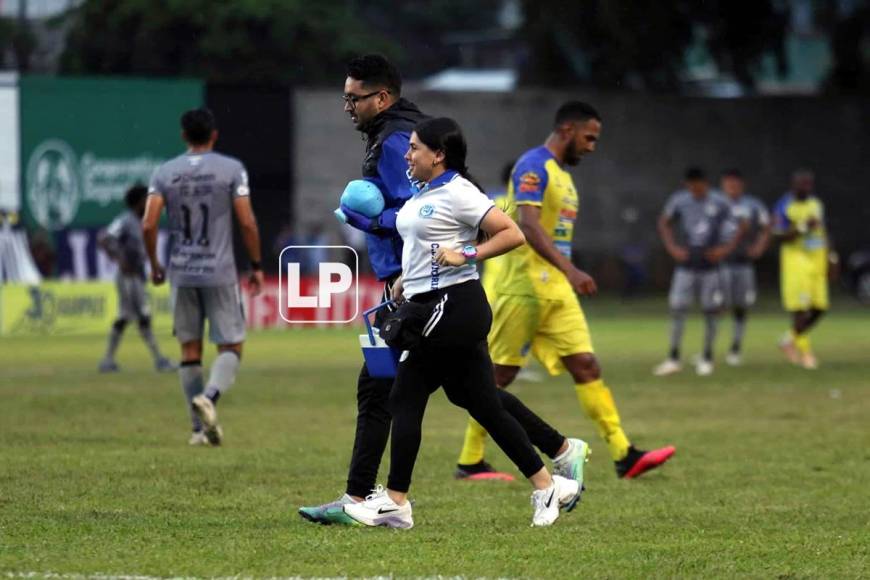 La médica del Victoria entrando en carrera al campo para atender a uno de los futbolistas.