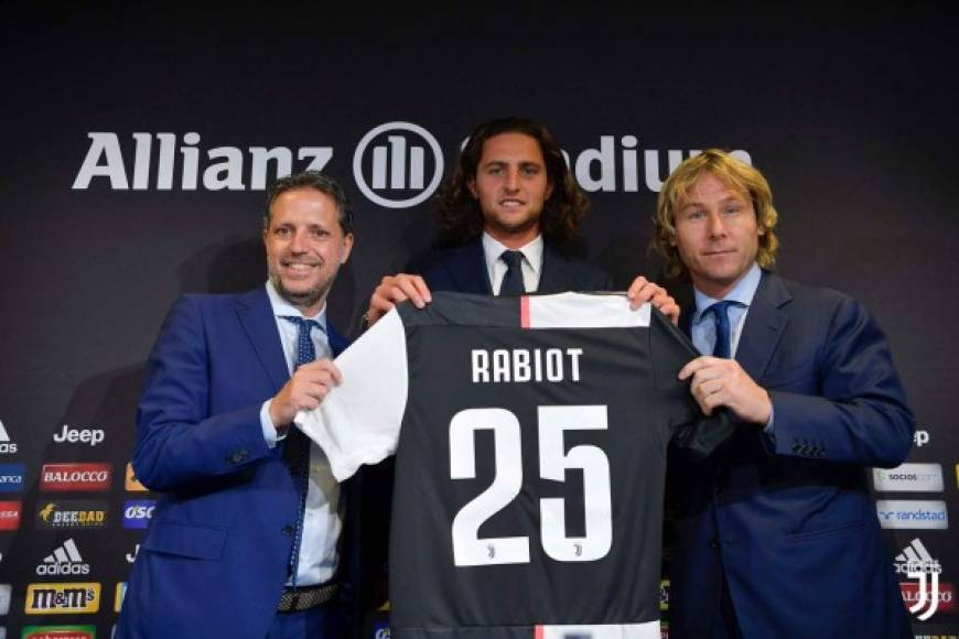 El centrocampista francés Adrien Rabiot fue presentado como nuevo jugador de la Juventus: 'He tenido la suerte de crecer junto a muchos grandes jugadores. Ahora, poder jugar con Cristiano claro que ha influido en mi decisión. Pero sé que este vestuario está lleno de estrellas y que hay un buen ambiente', dijo el ex del PSG.