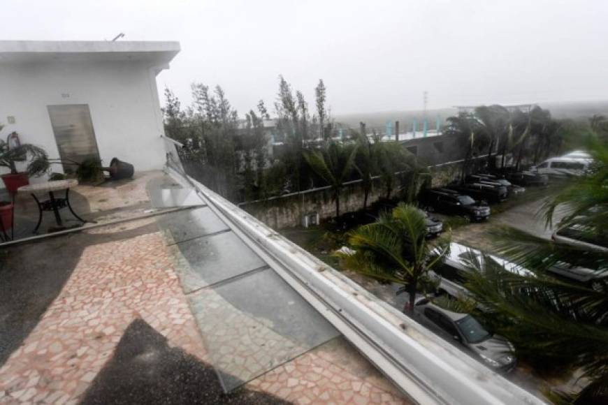 En las primeras horas de este miércoles, los vientos de Delta y la lluvia que lo acompaña se sentían por momentos en Cancún, cuyas calles lucían desiertas.