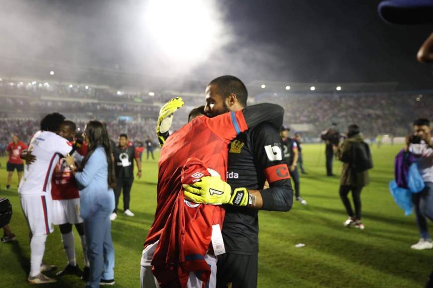 Edrick Menjívar se abraza con el brasileño Gabriel Araújo.