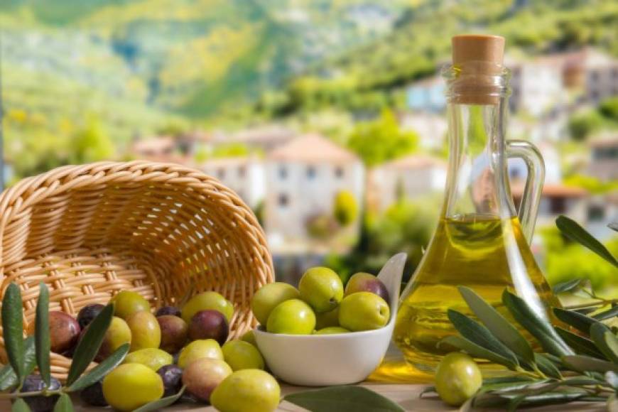 Aceite de oliva<br/><br/>El aceite de oliva hay que dejarlo en su envase en un lugar fresco y alejado de la luz o en envases que lo protejan de la luz pero nunca meterlo en la nevera ya que el frío hace que se condense rápidamente, se endurezca formando una pasta parecida a la mantequilla y, por supuesto, se altere su sabor.