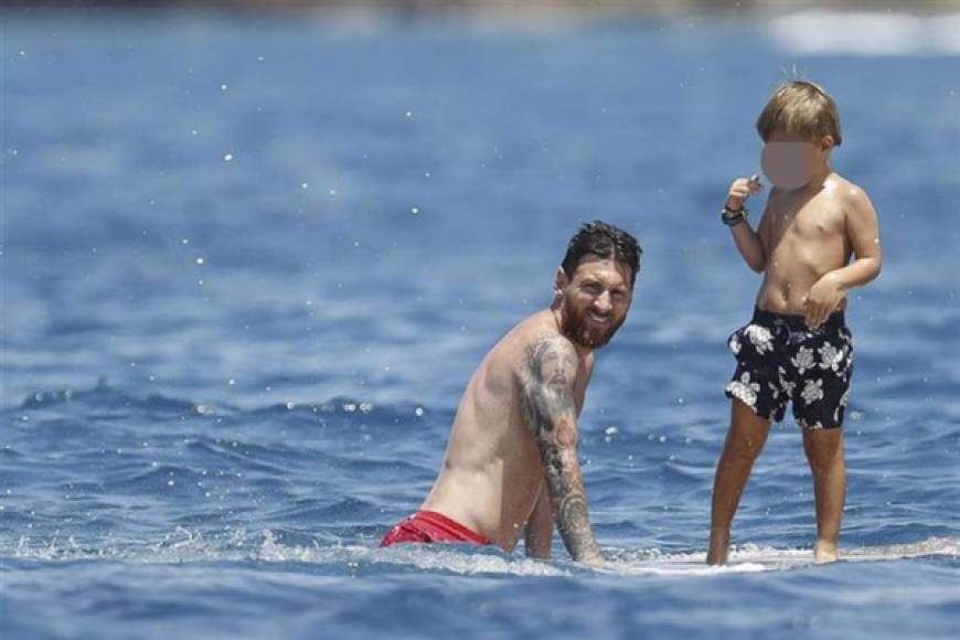 Los Messi alquilaron un yate, como todos los años, y están acompañados por la familia y amigos. En las fotos se pueden ver a mamá Celia y uno de los hermanos de Leo. FOTO GTRES.