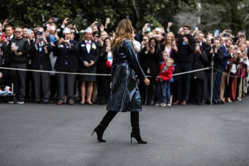 Con las bajas temperaturas en Washington D.C., la primera dama estadounidense optó por un abrigo negro metalizado para el evento, un atuendo aplaudido por los críticos de moda.