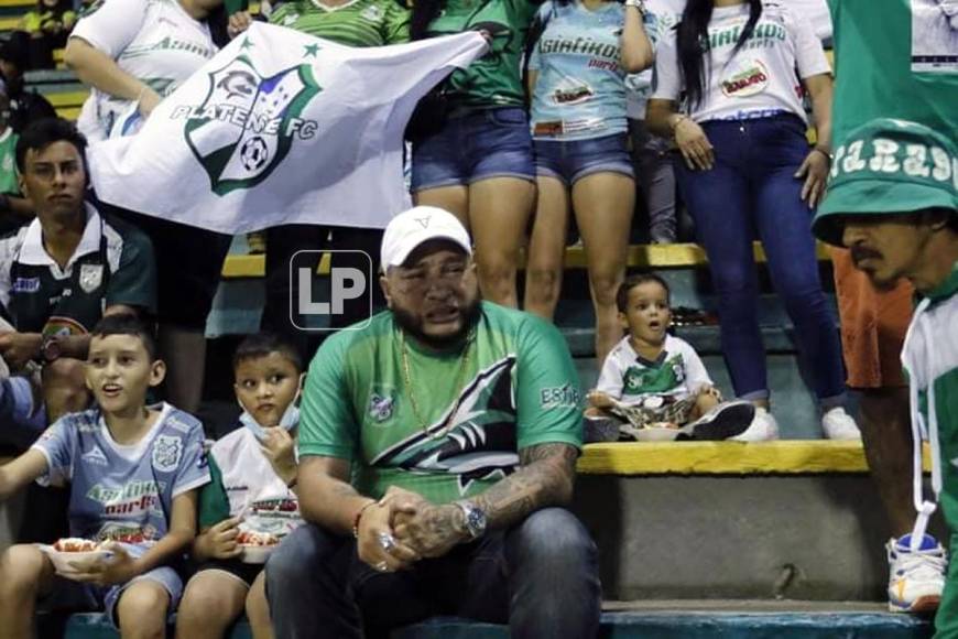 Este aficionado del Platense no pudo contener el llanto durante la derrota del Platense contra el Honduras Progreso.