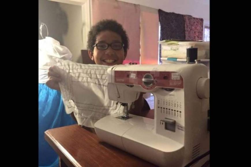 El menor de Phoenix, Arizona, agradecido por tener un hogar decidió aprender a coser para los más necesitados.<br/>