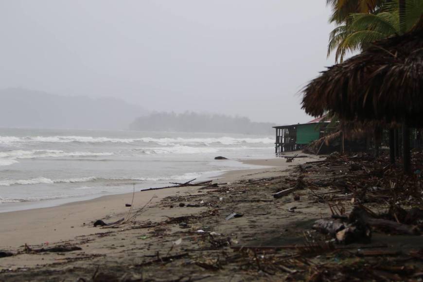 Sin embargo, expertos del Centro de Estudios Atmosféricos, Oceanográficos y Sismológicos (Cenaos) prevén que para el jueves las condiciones climáticas mejoren en la mayoría de regiones del territorio nacional. 