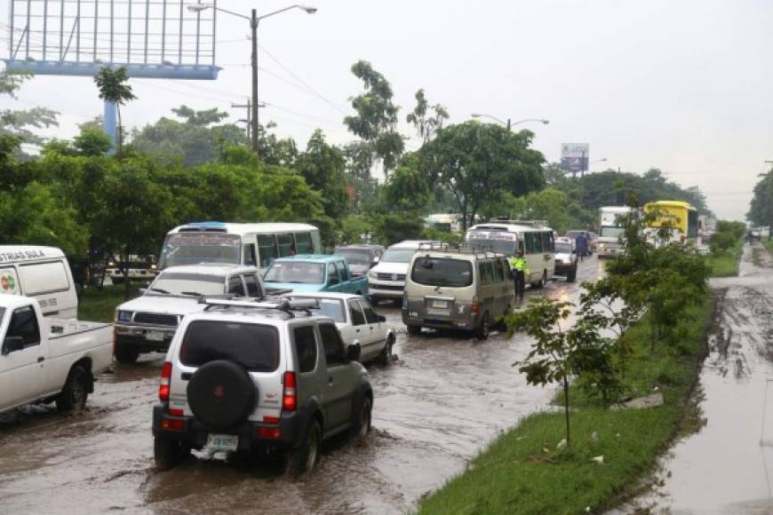 Las lluvias han dificultado el tránsito de vehículos en San Pedro Sula.