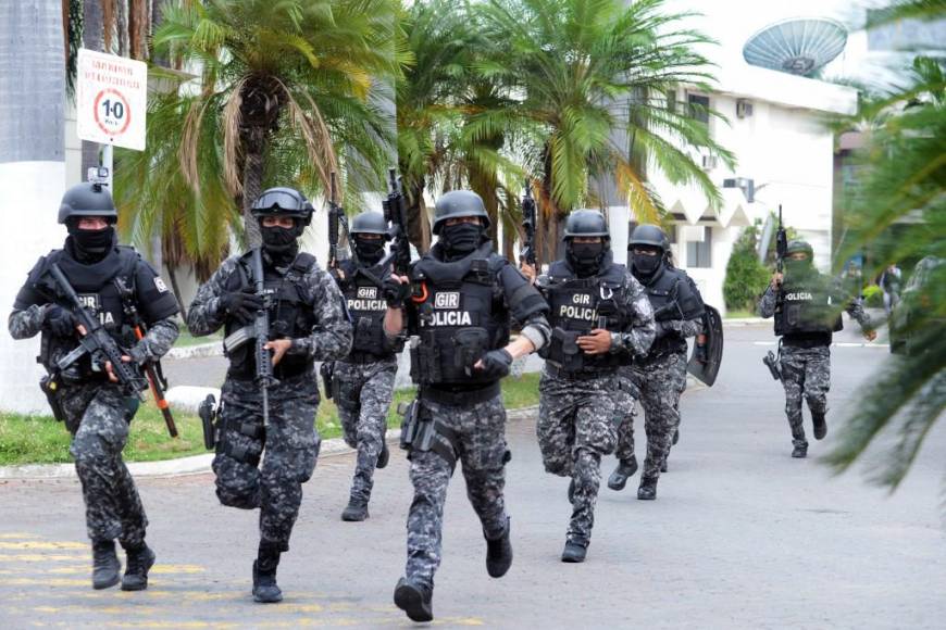 An Ecuadorean police squad enters the premises of Ecuador's TC television channel after unidentified gunmen burst into the state-owned television studio live on air on January 9, 2024, in Guayaquil, Ecuador, a day after Ecuadorean President Daniel Noboa declared a state of emergency following the escape from prison of a dangerous narco boss. Gunshots rang out on live TV in violence-torn Ecuador as armed men carrying rifles and grenades stormed the studio shortly after gangsters vowed a "war" against the president's plans to reclaim control from "narcoterrorists". (Photo by STRINGER / AFP)