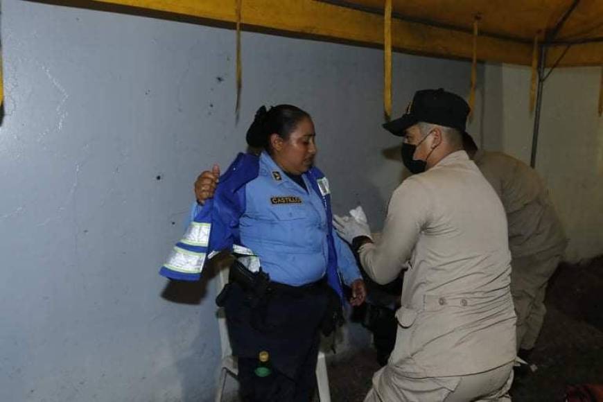 Integrantes del Cuerpo de Bomberos tuvieron que auxiliar a los miembros de la Policía Nacional que resultados heridos-