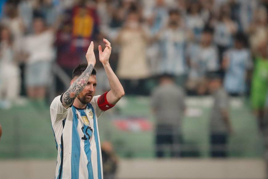Una de las imágenes que más reflejó la adoración por <b>Messi</b> en territorio asiático se vio durante el entretiempo, cuando los jugadores argentinos caminaban por los pasillos del estadio para regresar al campo de juego y disputar el complemento.