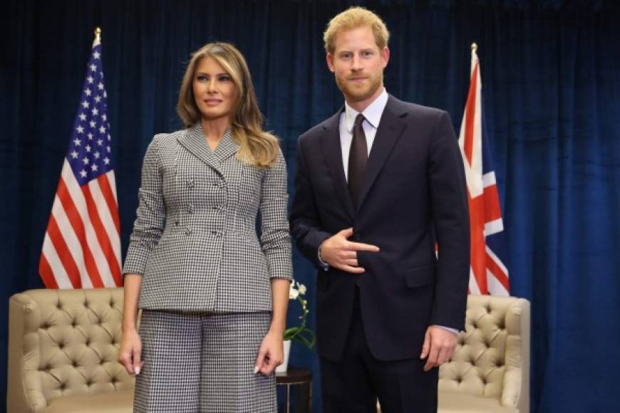 El encuentro entre Melania y Harry ha causado tremenda polémica en redes sociales, donde usuarios notaron la señal 'satánica' que realizó el príncipe mientras posaba ante las cámaras con la primera dama estadounidense.