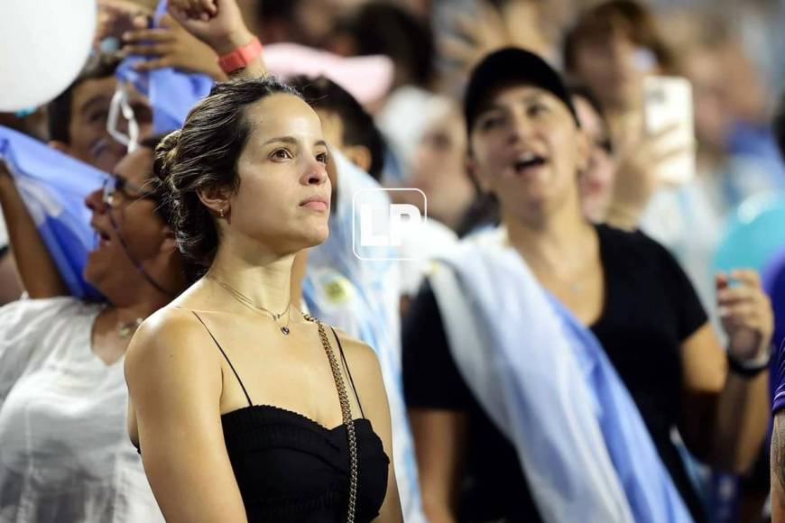 ¿Por qué tan seria? Esta linda chica estaba muy atenta a lo que pasaba en el estadio.