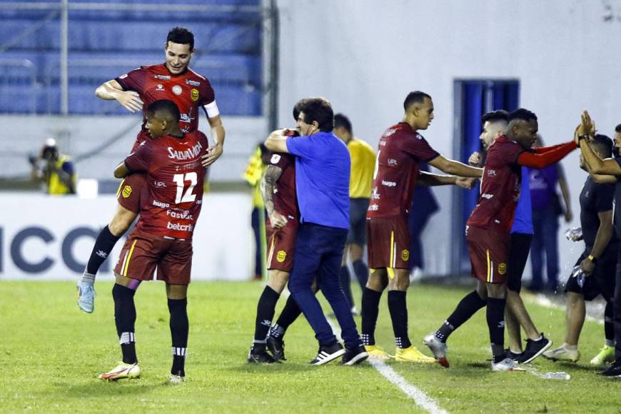 La celebración de jugadores y Héctor Vargas tras un gol ante Herediano.