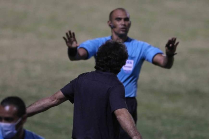 El árbitro Óscar Moncada le pide que se calme a Héctor Vargas.