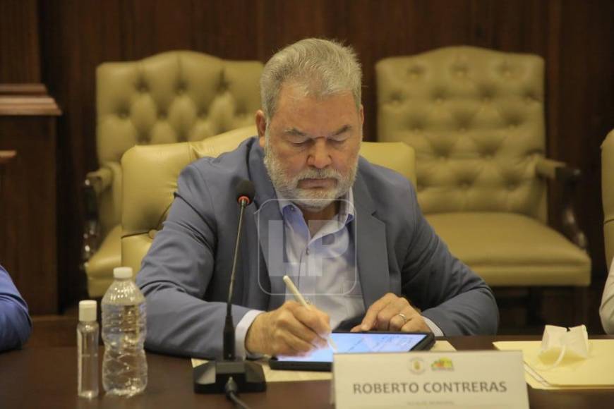 El alcalde Roberto Contreras anunció millonaria inversión en el estadio Morazán. Se trata de un nuevo sistema de alumbrado y cámaras de vigilancia.