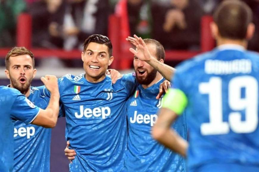 Cristiano celebrando el primer gol de la Juventus, que llegó después de un tiro libre suyo y que terminó por meter Aaron Ramsey.
