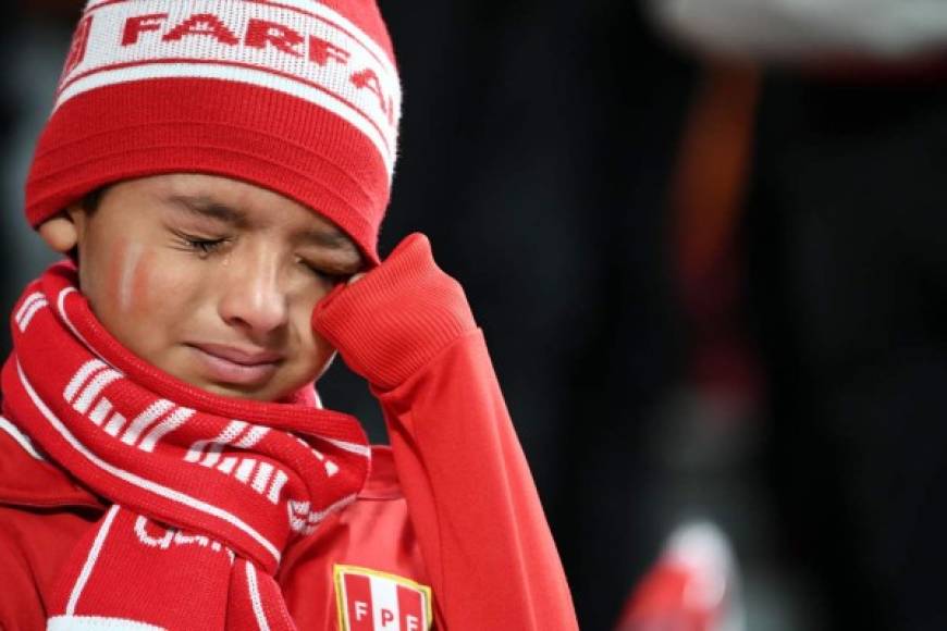 La imagen más dolorosa de la eliminación de Perú. Un niño aficionado peruano llora al final del partido. Foto AFP