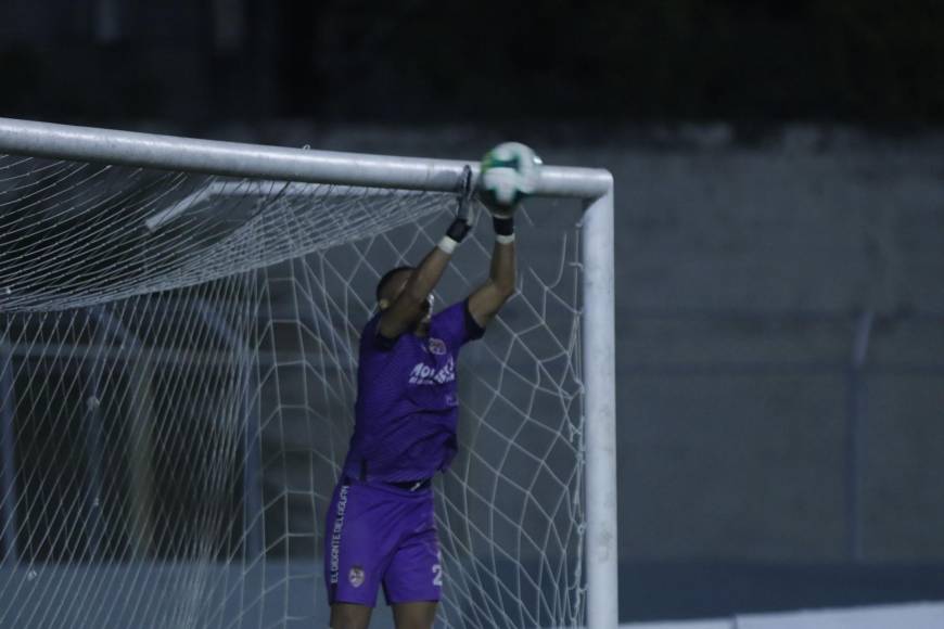 El portero panameño Allen de la Real Sociedad no calculó bien la pelota y provocó el segundo tanto del Honduras Progreso.