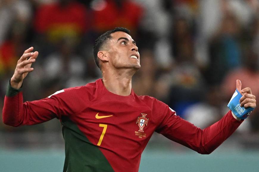 Cristiano Ronaldo se lamenta tras el remate desviado que hizo.