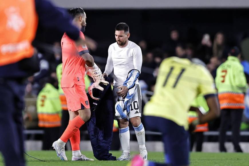 Messi intercambió su camiseta con el portero de Ecuador, Hernán Galíndez, a quién le une una tremenda historia desde la infancia.