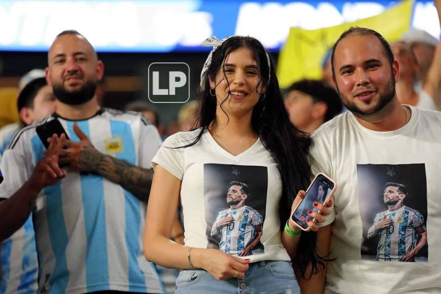 Esta pareja de aficionados apoyaron a Messi con camisetas del astro argentino.