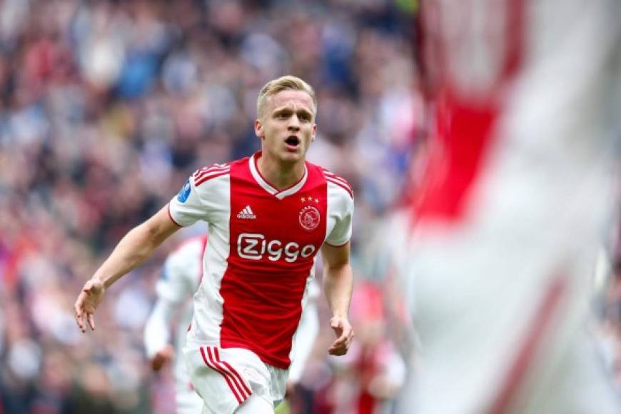 El diario Marca publica que Donny Van de Beek podría estar más cerca del Real Madrid que nunca. Los contactos entre los madridistas y el Ajax continúan, incluso parecen haberse incrementado en los últimos días. El futbolista podría haber llegado a un acuerdo por un período de cinco años, pero Ajax quisiera quedarse con el futbolista esta temporada.