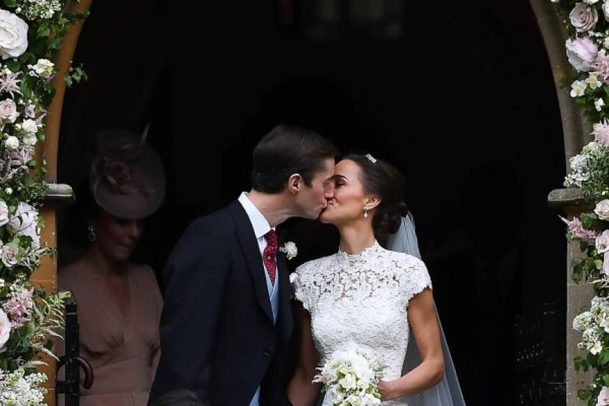 Pippa Middleton, cuñada del príncipe Guillermo, se casó con el financiero James Matthews en una ceremonia privada en una capilla inglesa del siglo XII, en la que el príncipe Jorge actuó de paje y la pequeña Carlota fue dama de honor.