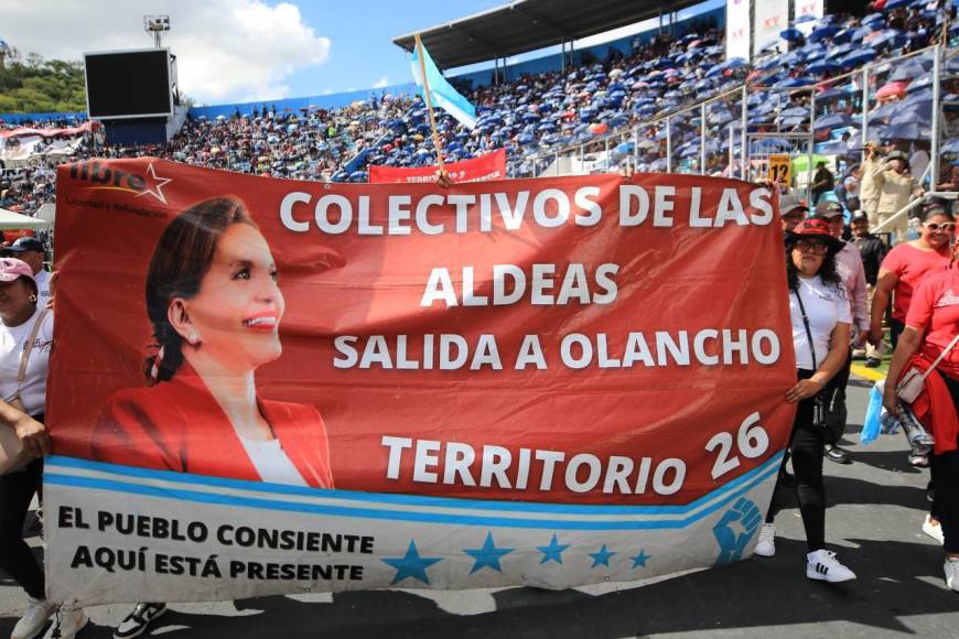 Colectivos cargaron un carteles con imágenes de la presidenta Xiomara Castro. 