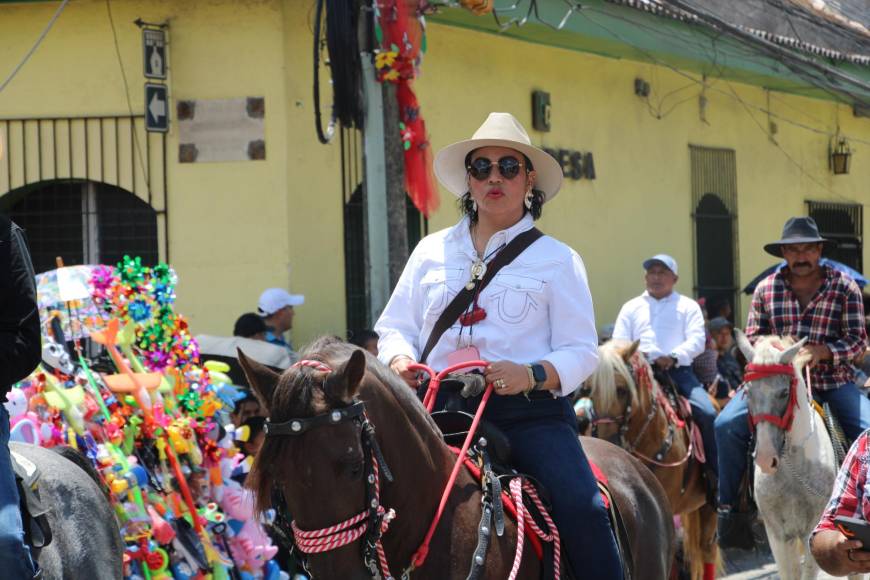 Ninoska López Monroy derrochó elegancia durante el desfile hípico organizado por la Asociación de Ganaderos y Agricultores de Copán en el marco de la Feria Agostina de Santa Rosa de Copán