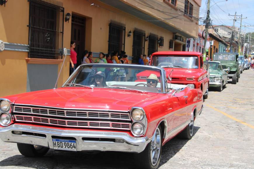 Carros clásicos desfilaron por la Calle real Centenario como parte de las actividades que marcan el cierre de la Feria Patronal de Santa Rosa de Copán